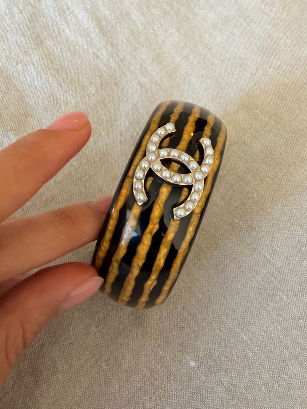 🖤Chanel CC Pearl Logo Resin Bangle Bracelet Black & Gold💛 - Picture 4 of 12